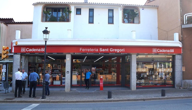 Una cadena de supermercados se introduce en el sector de la ferretería con Cadena 88