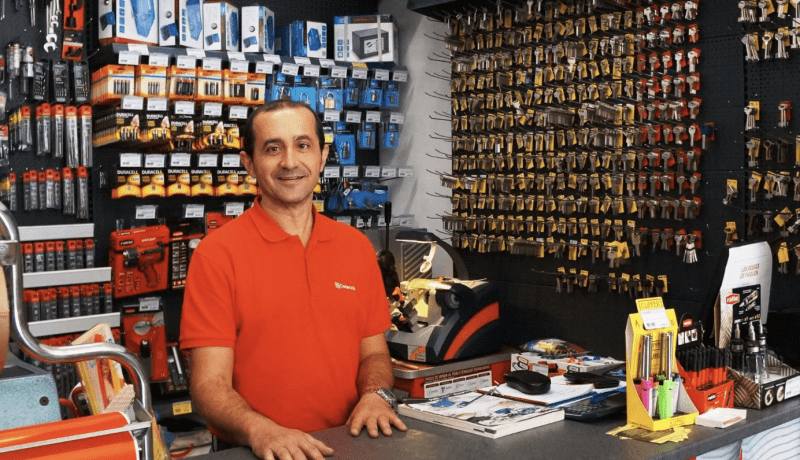 Un participante de “Solidaridad en Cadena” inaugura su propia ferretería Cadena 88