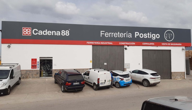 Ferretería Postigo se transforma por completo, gracias a Cadena88