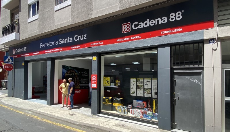 Ferretería Santa Cruz, la culminación del proyecto ferretero de Fran y Dolores