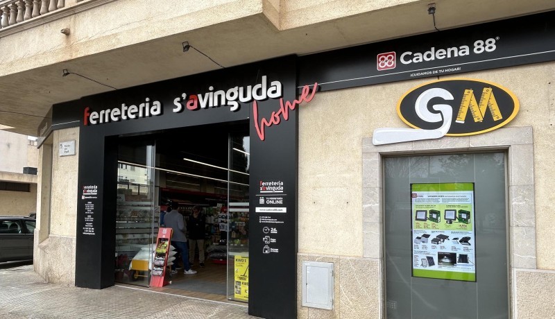 Inauguración de Ferretería s’Avinguda-Home en Manacor (Baleares).