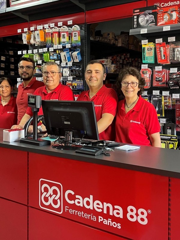 Ferretería Paños se traslada y monta una ferretería increíble
