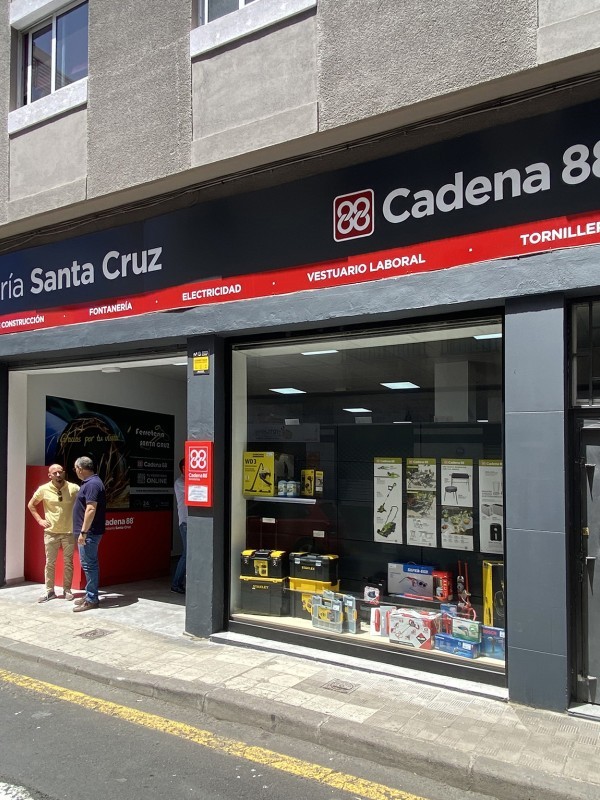 Ferretería Santa Cruz, la culminación del proyecto ferretero de Fran y Dolores