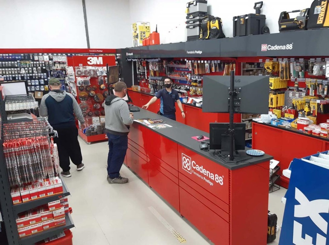 Ferretería Postigo se transforma por completo, gracias a Cadena88 2