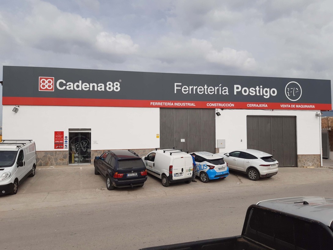 Ferretería Postigo se transforma por completo, gracias a Cadena88