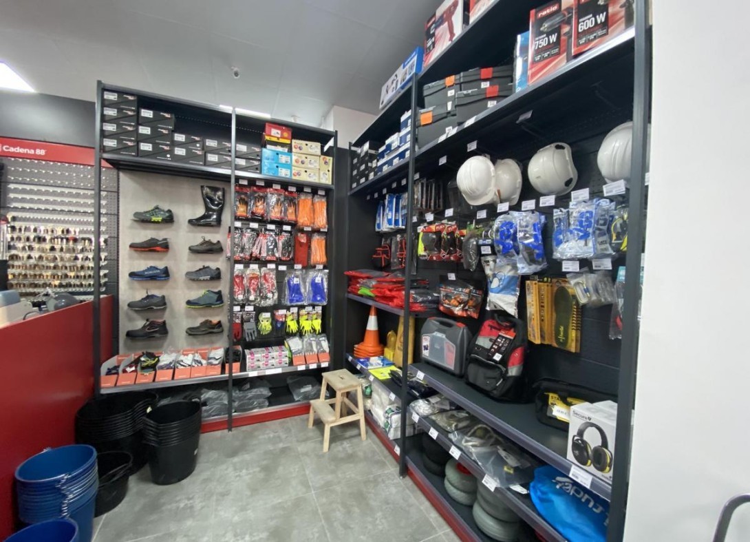 Ferretería Santa Cruz, la culminación del proyecto ferretero de Fran y Dolores