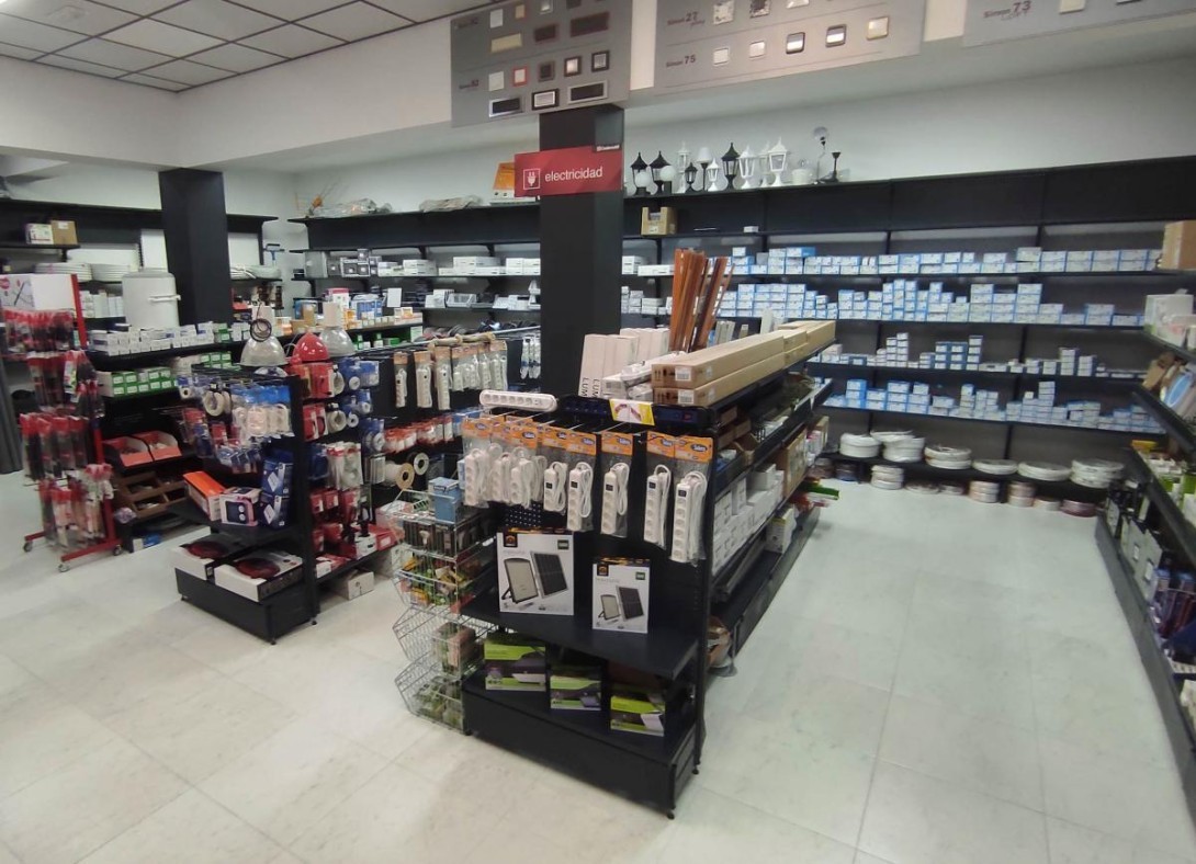 Suministros Eléctricos Morales inaugura su primera ferretería en Talavera de la Reina