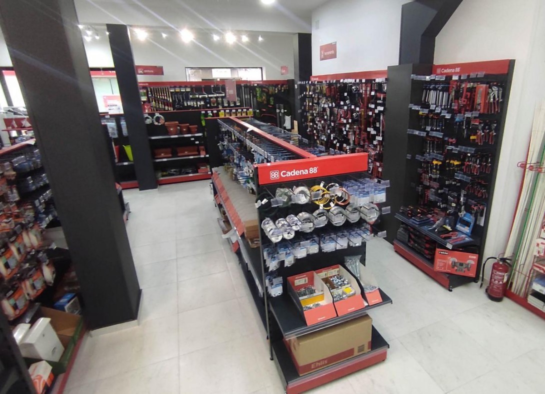 Suministros Eléctricos Morales inaugura su primera ferretería en Talavera de la Reina